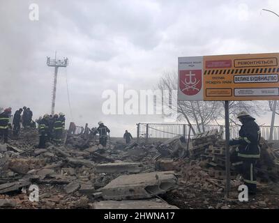 Vinnytsia, Ukraine. 06th mars 2022. Le personnel de sécurité inspecte les restes d'une arme militaire dans une rue Mykolaiv, dans le sud de l'Ukraine, le jour de Sonday, le 6 mars 2022. Photo par Vinnytsia Regional State Administration/UPI crédit: UPI/Alay Live News Banque D'Images