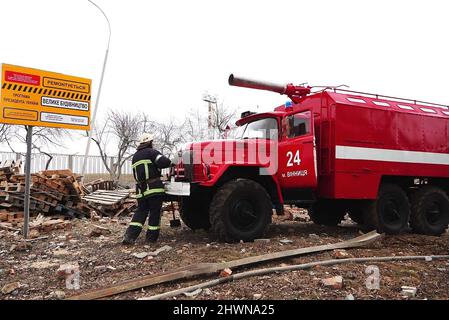 Vinnytsia, Ukraine. 06th mars 2022. Le personnel de sécurité inspecte les restes d'une arme militaire dans une rue Mykolaiv, dans le sud de l'Ukraine, le jour de Sonday le 6 mars 2022 . photo par l'Administration régionale de l'État de Vinnytsia./ crédit: UPI/Alay Live News Banque D'Images