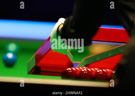 Newport, Royaume-Uni. 06th mars 2022. Arbitre place les balles devant un cadre. BetVictor Welsh Open Snooker 2022, finale au Centre international des congrès du pays de Galles, The Celtic Manor Resort, Newport, le dimanche 6th mars 2022. photo par Andrew Orchard/Andrew Orchard sports Photography/Alay Live News crédit: Andrew Orchard sports Photography/Alay Live News Banque D'Images