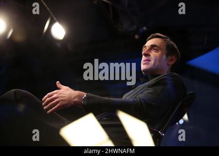 Newport, Royaume-Uni. 06th mars 2022. Ronnie O'Sullivan, joueur de snooker, regarde du studio de télévision Eurosport. BetVictor Welsh Open Snooker 2022, finale au Centre international des congrès du pays de Galles, The Celtic Manor Resort, Newport, le dimanche 6th mars 2022. photo par Andrew Orchard/Andrew Orchard sports Photography/Alay Live News crédit: Andrew Orchard sports Photography/Alay Live News Banque D'Images