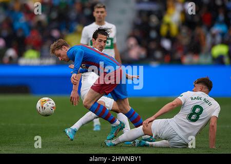 Elche, Espagne. 6th mars 2022. Frankie de Jong (L) de Barcelone traverse le match de la Liga entre Elche et le FC Barcelone au stade Martinez Valero à Elche, Espagne, le 6 mars 2022. Credit: STR/Xinhua/Alay Live News Banque D'Images