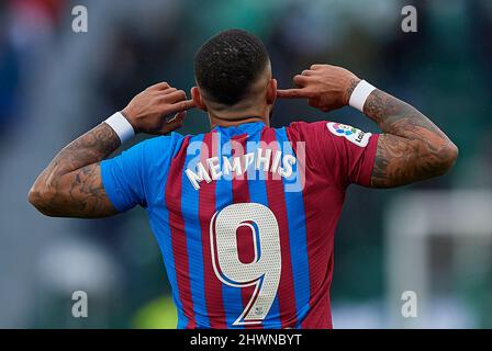 Elche, Espagne. 6th mars 2022. Le Memphis Delay de Barcelone célèbre après avoir marqué un but lors du match de la Liga entre Elche et le FC Barcelone au stade Martinez Valero à Elche, Espagne, le 6 mars 2022. Credit: STR/Xinhua/Alay Live News Banque D'Images