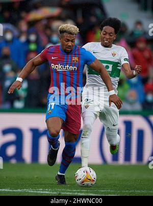 Elche, Espagne. 6th mars 2022. Johan Mojica (R) d'Elche rivalise avec Adama Traore de Barcelone lors du match de la Liga entre Elche et le FC Barcelone au stade Martinez Valero d'Elche, Espagne, le 6 mars 2022. Credit: STR/Xinhua/Alay Live News Banque D'Images