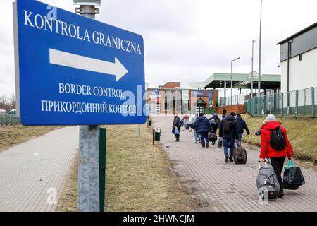 Medyka, Pologne. 05th mars 2022. Les Ukrainiens marchent vers le contrôle des passeports au poste-frontière de Medyka. Plus de 500 000 personnes ont déjà fui l'Ukraine pour la Pologne. Alors que l'armée de la Fédération de Russie a franchi les frontières ukrainiennes, le conflit entre l'Ukraine et le russe devrait forcer jusqu'à 4 millions d'Ukrainiens à fuir. Beaucoup de réfugiés vont chercher asile en Pologne. La plupart des évadés arrivent dans des villes frontalières comme Przemysl et sont déplacés dans les villes intérieures. Crédit : SOPA Images Limited/Alamy Live News Banque D'Images