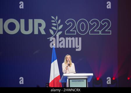 Toulon, France. 06th mars 2022. Marion Marechal le Pen est vue sur scène pendant son discours. Eric Zemmour, candidat extrême-droite de la Reconquete! Le parti a rassemblé plus de 8000 personnes au Zénith de Toulon pour la plus importante réunion de la campagne électorale. Il a officiellement annoncé la ralliement derrière sa conditure de Marion Marechal le Pen, la nièce de Marine le Pen qui est un candidat pour le rassemblement National. (Photo de Laurent Coust/SOPA Images/Sipa USA) crédit: SIPA USA/Alay Live News Banque D'Images