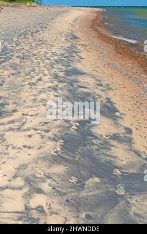 Sables colorés sur la rive des Grands Lacs, sur Whitefish point, au Michigan Banque D'Images