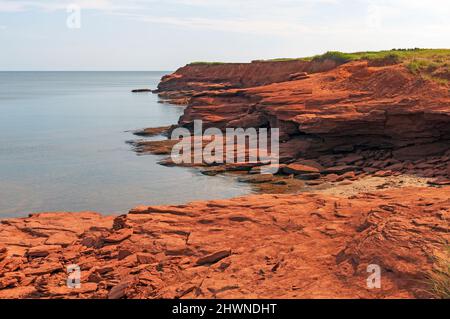 Falaises de grès rouge à Low Tide, sur la plage Cavendish, au parc national de l'Île-du-Prince-Édouard, au Canada Banque D'Images