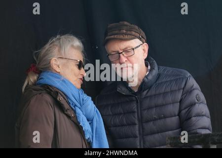 Londres, Royaume-Uni, 6th mars 2022. L'ancien leader travailliste Jeremy Corbyn assiste à un rassemblement anti-guerre à Trafalgar Square. Des centaines de personnes se sont rassemblées pour l'événement appelant à la fin du conflit en Ukraine, par le biais de négociations de paix. L'événement a été organisé par Stop the War Coalition. Crédit : onzième heure Photographie/Alamy Live News Banque D'Images