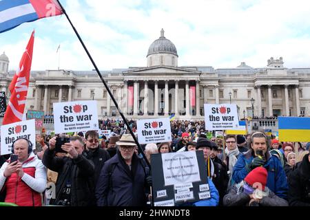 Londres, Royaume-Uni, 6th mars 2022. Des centaines de personnes se sont rassemblées dans une marche anti-guerre, se terminant par un rassemblement à Trafalgar Square, appelant à la fin du conflit en Ukraine, par le biais de négociations de paix. L'événement a été organisé par Stop the War Coalition. Crédit : onzième heure Photographie/Alamy Live News Banque D'Images