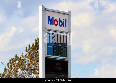 Danville, États-Unis. 06th mars 2022. Les prix de l'essence et du diesel sont exposés à une station Mobil près de Danville, en Pennsylvanie, le dimanche 6 mars 2022. Selon l'AAA, le prix moyen de l'essence en Pennsylvanie a atteint un record historique de $4,179 le gallon le 6 mars 2022. (Photo de Paul Weaver/Sipa USA) crédit: SIPA USA/Alay Live News Banque D'Images