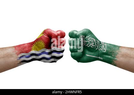 Deux mains poinçonner l'une à l'autre sur fond blanc. Les drapeaux de pays ont peint les poings, le concept de crise de conflit entre kiribati et l'arabie saoudite Banque D'Images