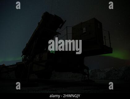 Les étoiles et les lumières du Nord brillent derrière un lanceur de missiles Patriot avec le 5th Bataillon, 52nd Air Defense Artillery Regiment, qui a été mis en scène pour l'exercice ARCTIC EDGE 2022 à la base aérienne d'Eielson, Alaska, le 4 mars 2022. C'est la première fois qu'un système Patriot participe en AE22, améliorant la capacité des soldats à opérer dans des environnements extrêmement froids. (PHOTO de LA FORCE aérienne DES ÉTATS-UNIS illustrée par le sergent d'état-major. Dylan Murakami) Banque D'Images