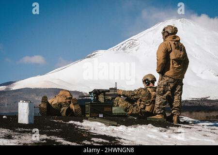 Marines des États-Unis avec 1st Bataillon, 3D Marines, 3D Marine Division tirer une mitrailleuse à grenade Mark de 19 40 mm tout en effectuant des attaques d'escouade pendant Fuji Viper 22,3 au centre d'entraînement d'armes combinées, Camp Fuji, Japon, 17 février 2022. Au cours de cet exercice, Marines a aiguisé ses compétences en armes combinées critiques, en s'assurant qu'elles sont prêtes et capables d'exécuter un large éventail de missions partout dans le monde. 1/3 est déployé dans l'Indo-Pacifique sous 4th Marines dans le cadre du Programme de déploiement de l'unité. (É.-U. Photo du corps marin par Cpl. Juan Carpanzano) Banque D'Images