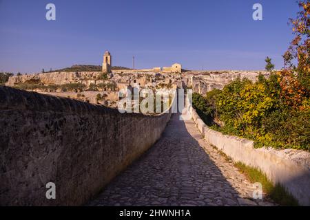 Le village historique de Gravina à Puglia avec son célèbre pont d'aqueduc Banque D'Images