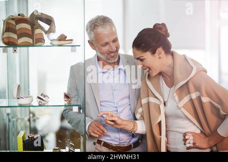 Acheter les derniers accessoires. Photo d'une fenêtre de deux magasins dans un centre commercial. Banque D'Images