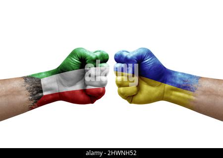 Deux mains poinçonner l'une à l'autre sur fond blanc. Les drapeaux de pays ont peint des poings, le concept de crise de conflit entre le koweït et l'ukraine Banque D'Images