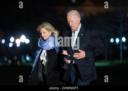 Washington, États-Unis d'Amérique. 06th mars 2022. Le président des États-Unis Joe Biden et la première dame Dr. Jill Biden retournent à la Maison Blanche à Washington, DC le dimanche 6 mars 2022 après avoir passé le week-end à Wilmington, DE. Crédit: Chris Kleponis/Pool/Sipa USA crédit: SIPA USA/Alay Live News Banque D'Images