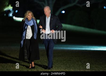 Washington, États-Unis d'Amérique. 06th mars 2022. Le président des États-Unis Joe Biden et la première dame Dr. Jill Biden retournent à la Maison Blanche à Washington, DC le dimanche 6 mars 2022 après avoir passé le week-end à Wilmington, DE. Crédit: Chris Kleponis/Pool/Sipa USA crédit: SIPA USA/Alay Live News Banque D'Images