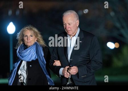 Washington, États-Unis d'Amérique. 06th mars 2022. Le président des États-Unis Joe Biden et la première dame Dr. Jill Biden retournent à la Maison Blanche à Washington, DC le dimanche 6 mars 2022 après avoir passé le week-end à Wilmington, DE. Crédit: Chris Kleponis/Pool/Sipa USA crédit: SIPA USA/Alay Live News Banque D'Images