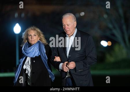 Washington, États-Unis d'Amérique. 06th mars 2022. Le président des États-Unis Joe Biden et la première dame Dr. Jill Biden retournent à la Maison Blanche à Washington, DC le dimanche 6 mars 2022 après avoir passé le week-end à Wilmington, DE. Crédit: Chris Kleponis/Pool/Sipa USA crédit: SIPA USA/Alay Live News Banque D'Images