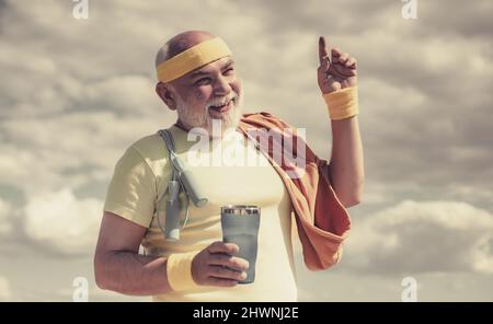 Santé mode de vie joyeux. Énergique pour les sportifs âgés. Homme senior dans le club de santé. Grand-père retraité. Entraînement d'homme senior en réadaptation Banque D'Images