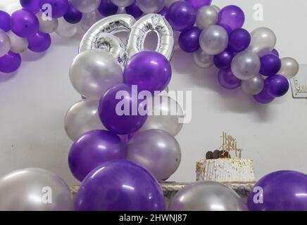 60th décorations d'anniversaire avec ballons colorés et gâteaux blancs de différents angles Banque D'Images