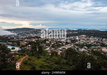 vue sur le centre-ville avec un ciel nuageux spectaculaire le soir depuis le sommet de la montagne image est prise au soir shillong meghalaya inde. Banque D'Images