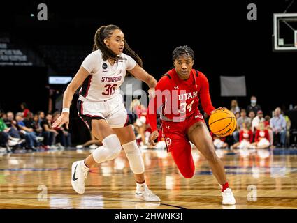 06 2022 mars Las Vegas, NV, États-Unis Utah Forward Dasia Young (34) se dirige vers le panier lors du championnat de basketball féminin NCAA Pac 12 entre Utah Utes et le Stanford Cardinal. Stanford a battu Utah 73-48 au Michelob Ultra Arena de Mandalay Bay Las Vegas, Nevada. Thurman James/CSM Banque D'Images