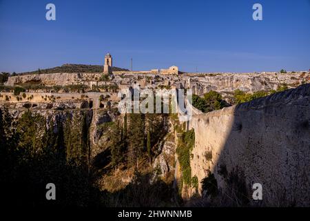 Le village historique de Gravina à Puglia avec son célèbre pont d'aqueduc Banque D'Images