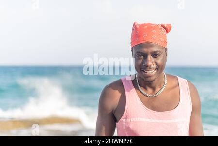Jeune homme africain posant devant la mer Banque D'Images