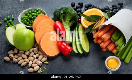 Aliments riches en lutéine sur fond sombre. Nourriture pour des yeux sains. Riche en antioxydants, minéraux et vitamines. Banque D'Images