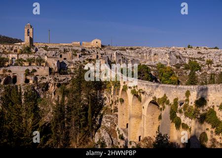 Le village historique de Gravina à Puglia avec son célèbre pont d'aqueduc Banque D'Images