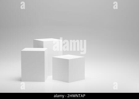 Plates-formes ou socles blancs vierges avec fond blanc pour l'affichage des produits. Vide signifie montrer ou présenter des produits. 3D rendu. Banque D'Images