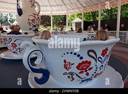 Gavle, Norrland Suède - 13 juillet 2021 : les enfants font le tour des tasses, un type de carrousel Banque D'Images