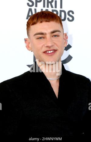 LOS ANGELES - DEC 6: Olly Alexander aux Oscars de l'Esprit indépendant du film 2022 arrivées à la plage de Santa Monica le 6 décembre 2022 à Santa Monica, CA Banque D'Images