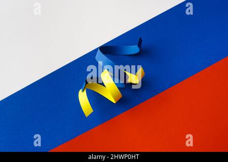 Rubans bleus et jaunes comme symbole de l'Ukraine sur le drapeau de la Russie. Le concept d'agression russe Banque D'Images