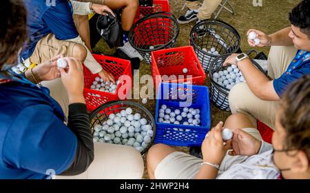 Rio Grande, Porto Rico, États-Unis. 5th mars 2022. 6 mars 2022 : les enfants trient les balles trouvées lors de l'ouverture de Porto Rico au Club de golf Grand Reserve de Rio Grande, Porto Rico. Photo par Carlos J. Calo/Eclipse Sportswire/CSM/Alay Live News Banque D'Images