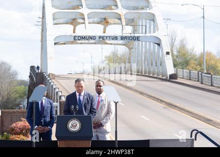 Le révérend Jesse L. Jackson, Sr., fondateur de la Rainbow Push Coalition, fait des remarques avant d'accompagner le vice-président des États-Unis Kamala Harris sur leur passage cérémonial du pont Edmund Pettus à Selma, Alabama, pour commémorer le 57th anniversaire du dimanche sanglant, le 6 mars 2022. Photo par Andi Rice/Pool via CNP//BACAPRESS.COM Banque D'Images