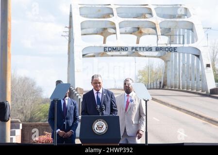 Le révérend Jesse L. Jackson, Sr., fondateur de la Rainbow Push Coalition, fait des remarques avant d'accompagner le vice-président des États-Unis Kamala Harris sur leur passage cérémonial du pont Edmund Pettus à Selma, Alabama, pour commémorer le 57th anniversaire du dimanche sanglant, le 6 mars 2022. Photo par Andi Rice/Pool via CNP//BACAPRESS.COM Banque D'Images