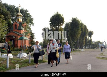 Des femmes ukrainiennes marchant près de l'église orthodoxe Tserkva Pokrovy Presvyatoyi Bohorodytsi Ptsu à Zashkiv, oblast de Cherkasy, Ukraine. Banque D'Images