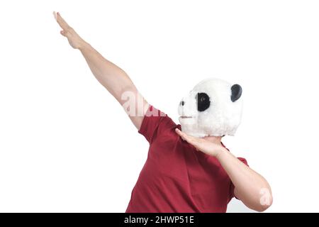 Homme portant une tête de masque de panda montrant dab Move, isolé. Banque D'Images