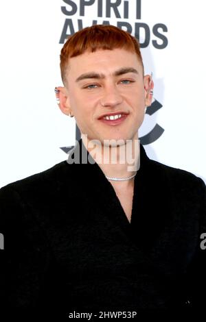 6 mars 2022, Santa Monica, CA, États-Unis: LOS ANGELES - DEC 6: Olly Alexander au film Independent Spirit Awards 2022 arrivées à la plage de Santa Monica le 6 décembre 2022 à Santa Monica, CA (Credit image: © Kay Blake/ZUMA Press Wire) Banque D'Images