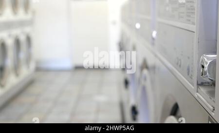 Rangée de machines à laver et à sécher, buanderie automatique publique en Californie, Etats-Unis.Tambours de lave-linge et sèche-linge dans une laverie automatique en libre-service ou une laverie commerciale.Laverie automatique aux États-Unis. Banque D'Images