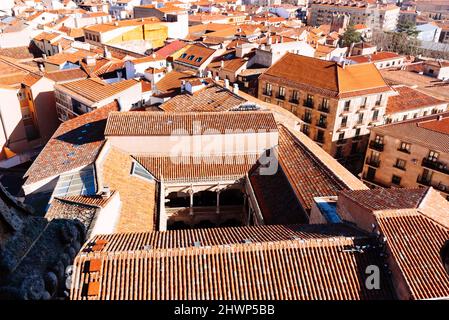 Vue panoramique aérienne sur le centre historique de la ville médiévale de Salamanque avec Casa de las Conchas et les anciens bâtiments avec des carreaux de terre cuite typiques Banque D'Images