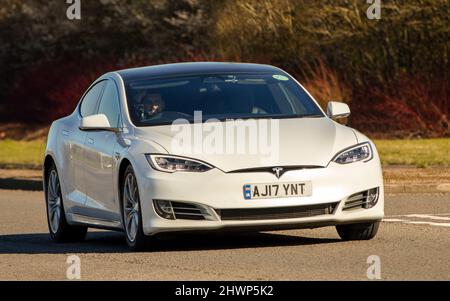 Voiture électrique blanche 2017 Tesla Banque D'Images