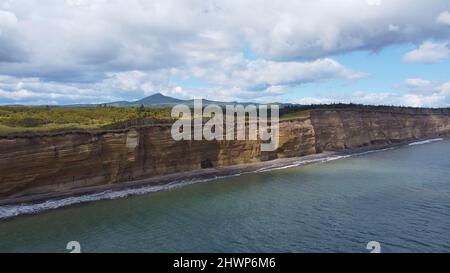 Cascade sur la falaise de Golovinsky sur l'île de Kunashir, îles Kuril, Russie.Photographie aérienne. Banque D'Images