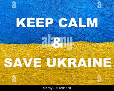 Gardez le calme et sauver l'Ukraine message sur le drapeau ukrainien peint sur le mur Banque D'Images