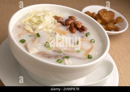 Congee avec du porc, des arachides et du cruler Banque D'Images