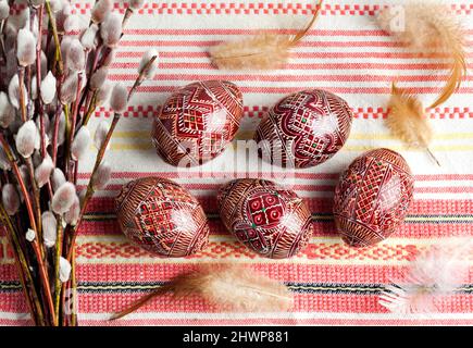 Pâques toujours la vie avec la pysanka sur le tissu ukrainien traditionnel. Oeufs de Pâques décorés, traditionnels pour la culture de l'Europe de l'est. Plat Banque D'Images