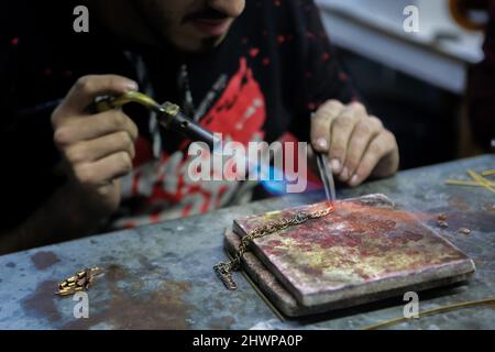 Gaziantep, Anatolie du Sud-est, Turquie. 4th mars 2022. Gaziantep, Turquie. 04 mars 2022. Des morceaux d'or qui ne sont plus utilisés sont fondus dans une fonderie syrienne de la ville turque de Gaziantep. La première étape du recyclage de l'or est réalisée par fusion de morceaux de métaux précieux à une température d'environ 1060 degrés Celsius. Le recyclage de l'or permet une production plus durable du métal précieux tout en le rendant plus abordable (Credit image: © Zakariya Yahya/IMAGESLIVE via ZUMA Press Wire) Banque D'Images